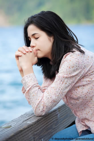 praying teen